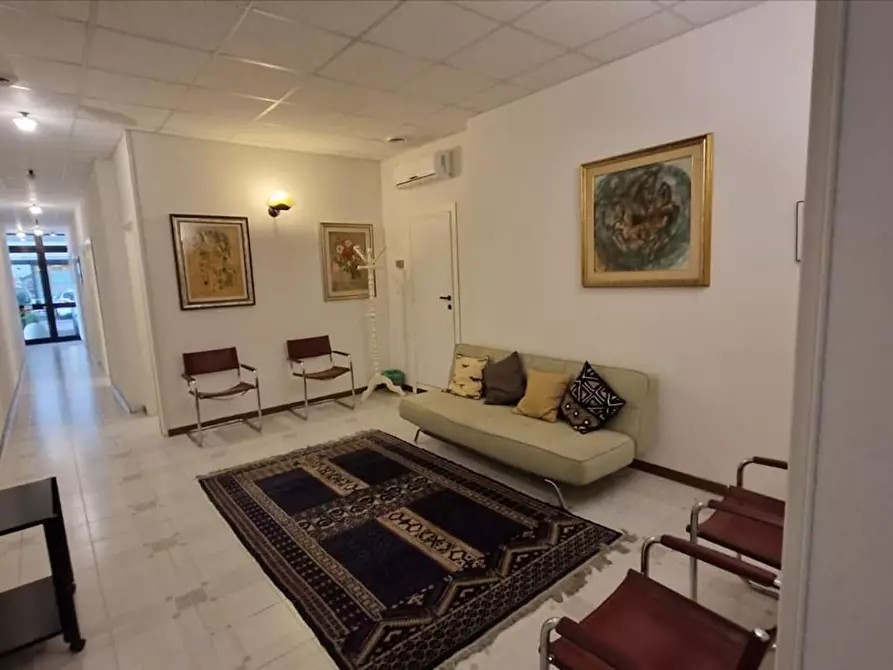 Immagine 8 di Locale commerciale in vendita  a Siena