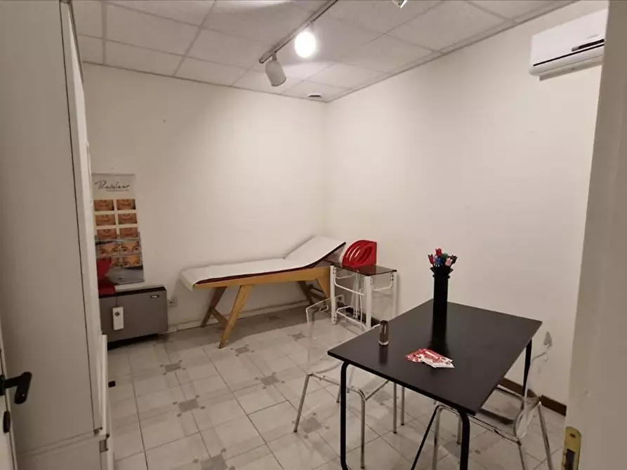 Immagine 5 di Locale commerciale in vendita  a Siena