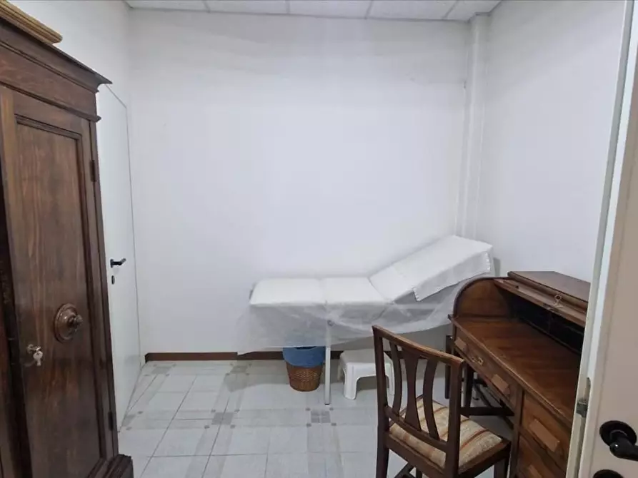 Immagine 11 di Locale commerciale in vendita  a Siena