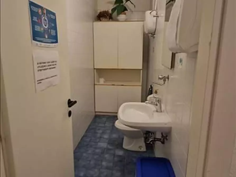 Immagine 7 di Locale commerciale in vendita  a Siena