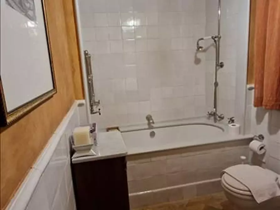 Immagine 41 di Villa in vendita  a Asciano