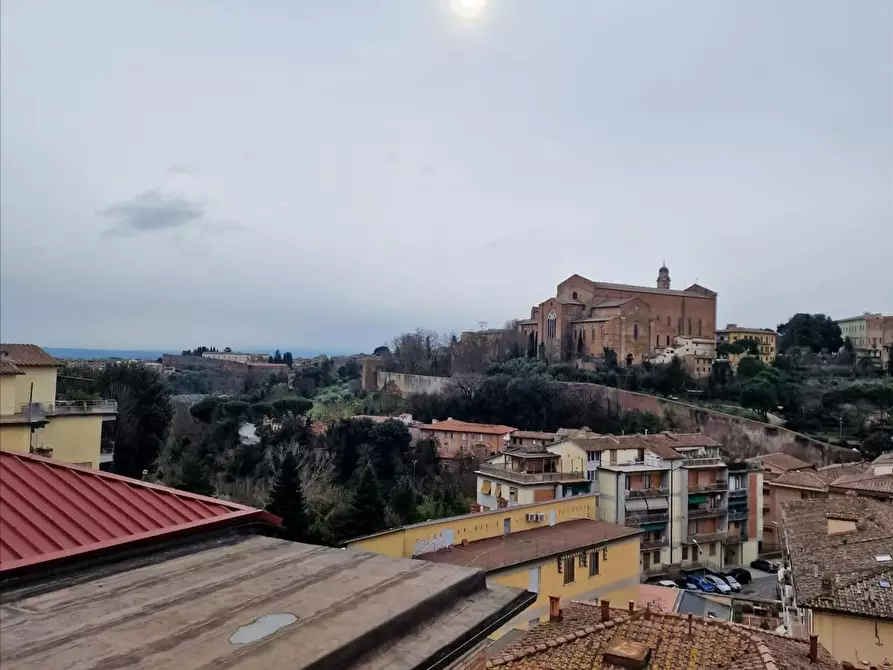 Immagine 10 di Appartamento in vendita  a Siena