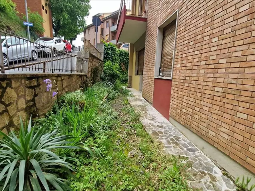 Immagine 11 di Appartamento in vendita  a Siena