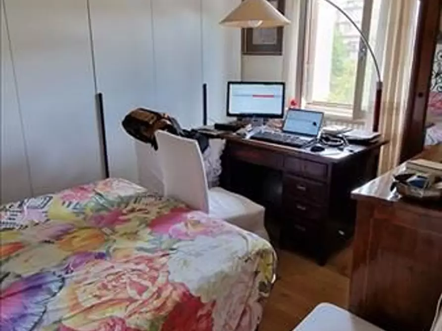 Immagine 10 di Appartamento in vendita  a Siena