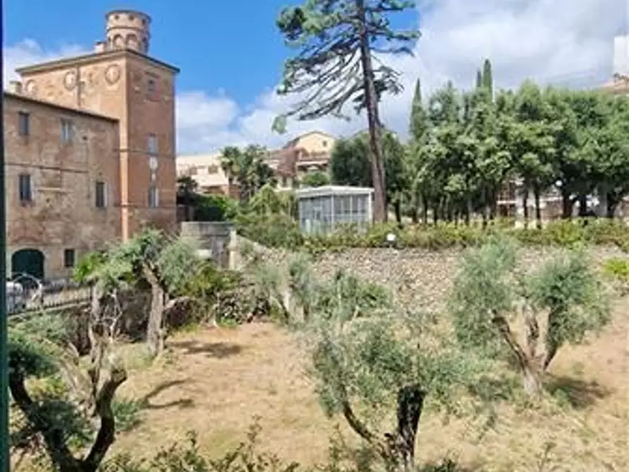 Immagine 21 di Appartamento in vendita  a Siena