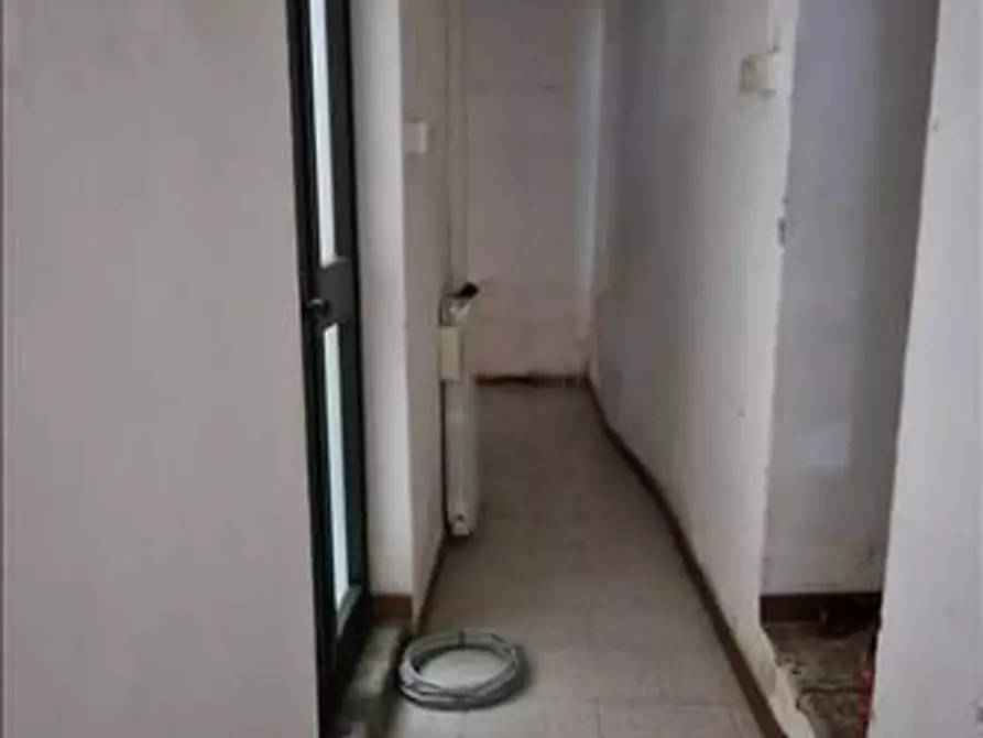 Immagine 13 di Locale commerciale in vendita  a Siena