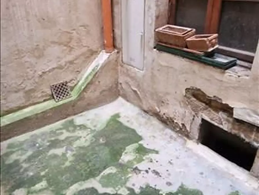 Immagine 12 di Locale commerciale in vendita  a Siena