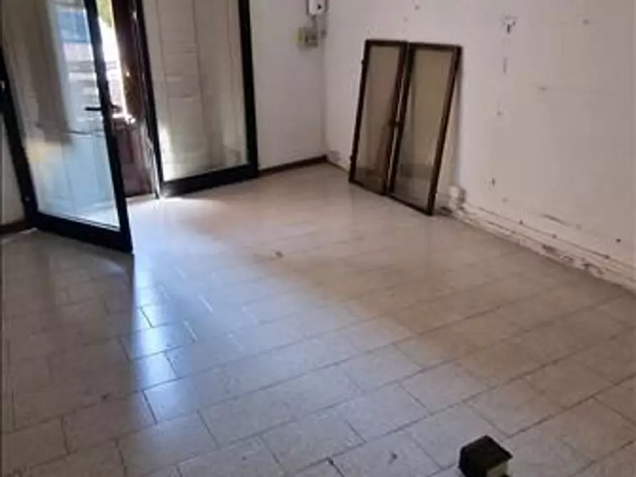 Immagine 1 di Locale commerciale in vendita  a Siena