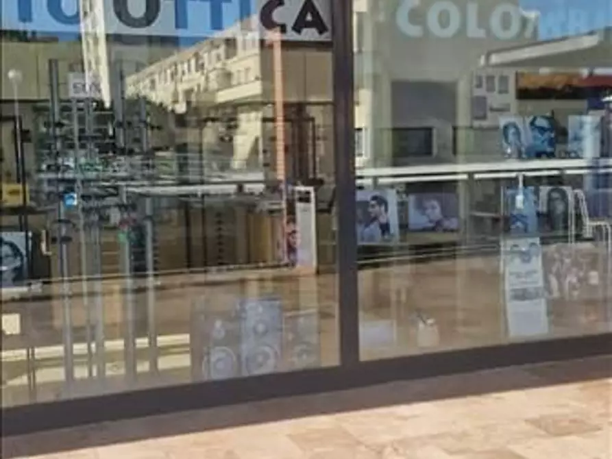 Immagine 3 di Locale commerciale in vendita  a Siena