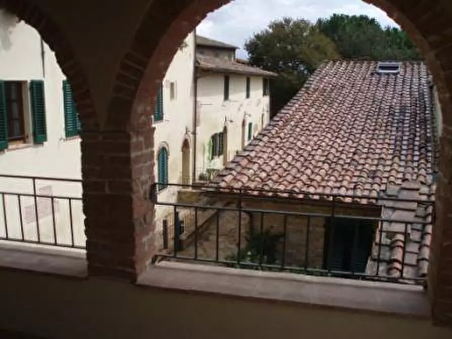 Immagine 11 di Appartamento in vendita  a Siena