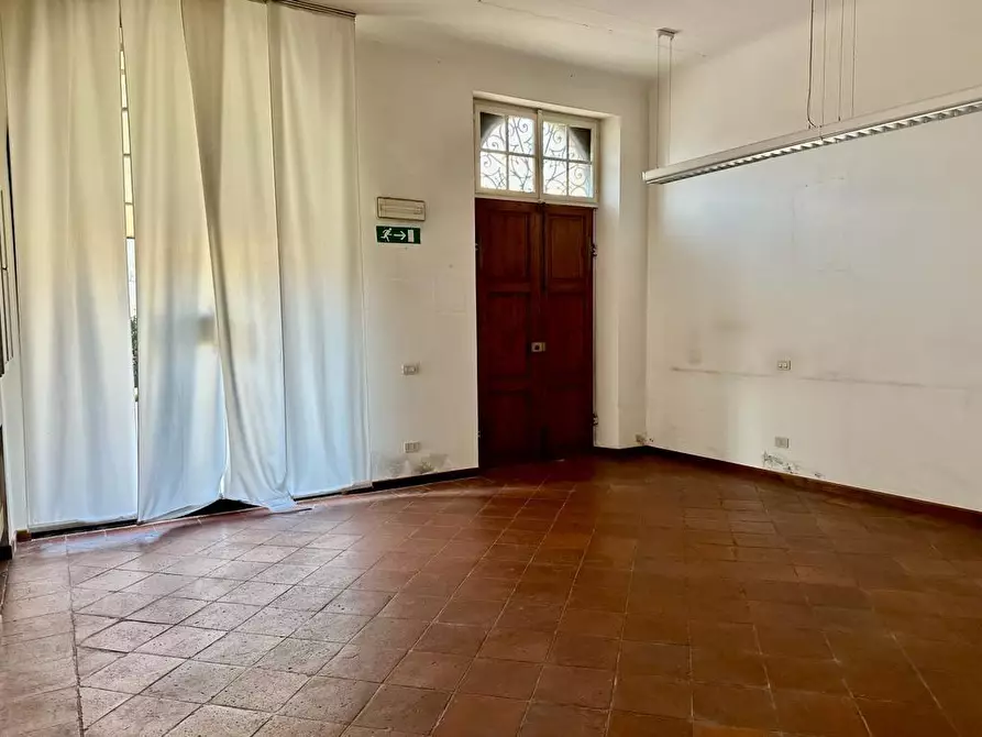 Immagine 2 di Locale commerciale in affitto  a Capannori