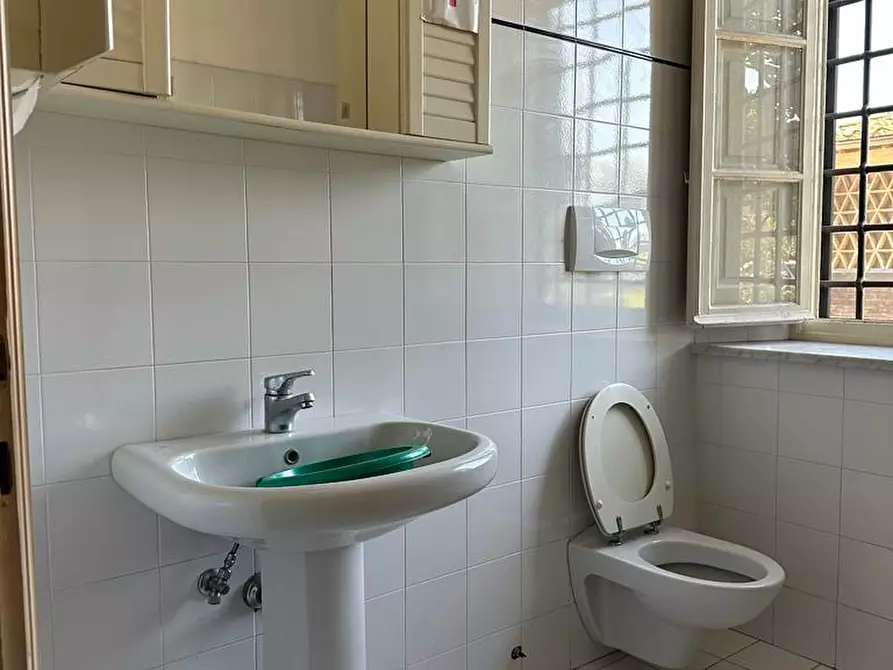 Immagine 4 di Locale commerciale in affitto  a Capannori