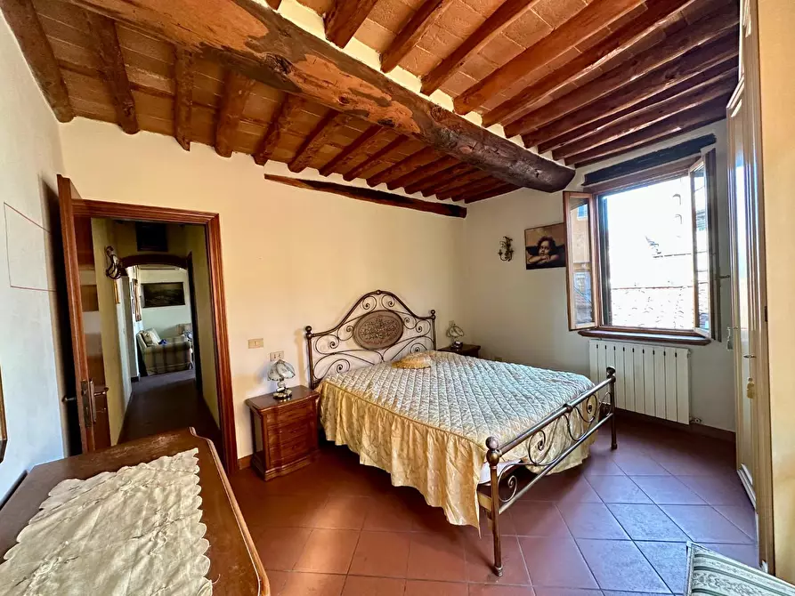 Immagine 11 di Appartamento in vendita  a Lucca