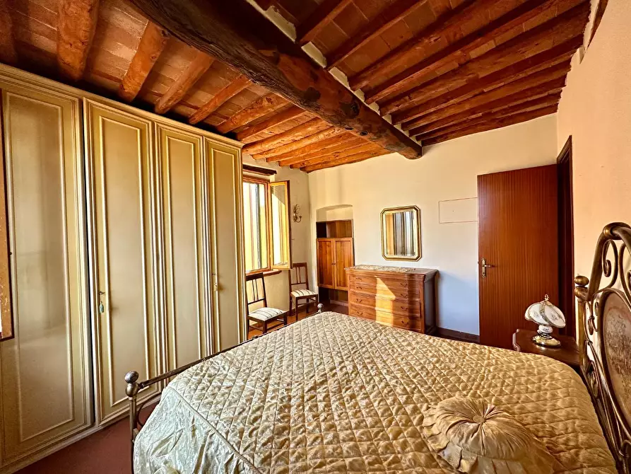 Immagine 12 di Appartamento in vendita  a Lucca