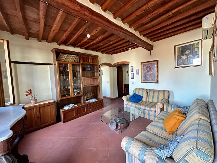Immagine 5 di Appartamento in vendita  a Lucca