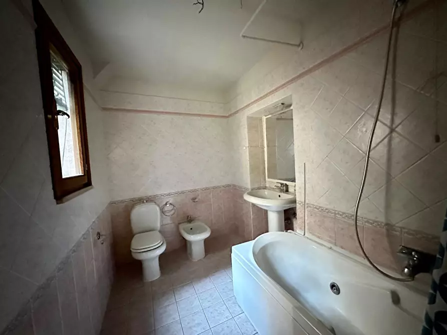 Immagine 22 di Appartamento in vendita  a Lucca