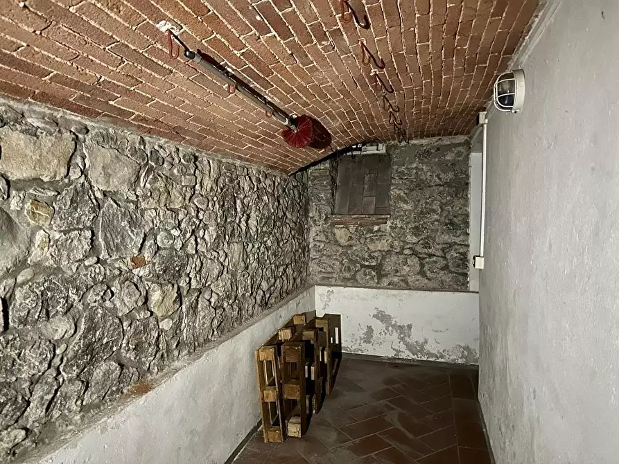 Immagine 7 di Locale commerciale in affitto  a Capannori
