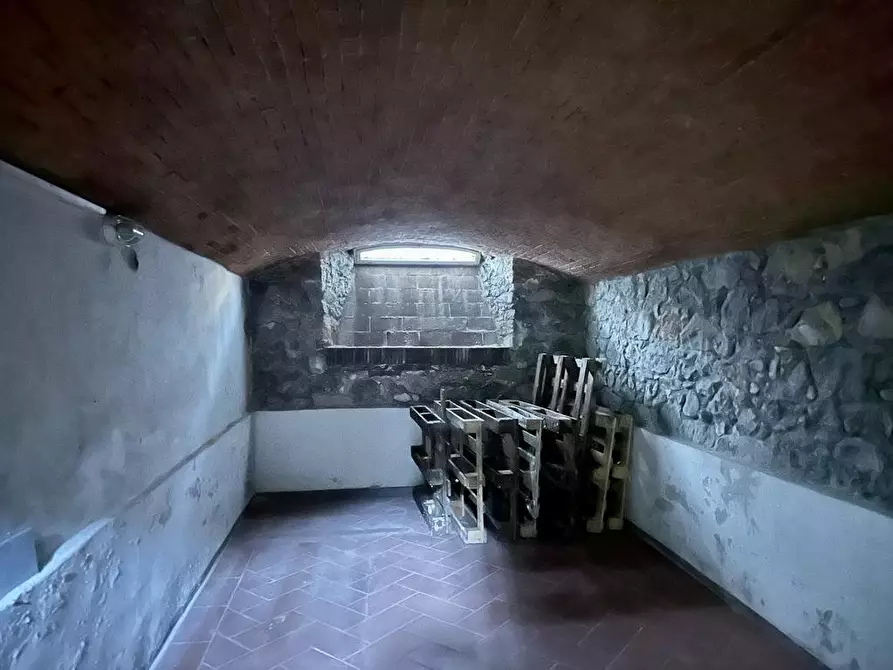 Immagine 8 di Locale commerciale in affitto  a Capannori