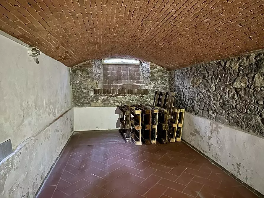 Immagine 6 di Locale commerciale in affitto  a Capannori