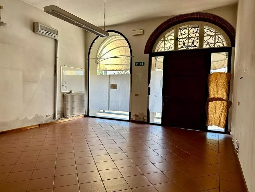 Immagine 2 di Locale commerciale in affitto  a Capannori