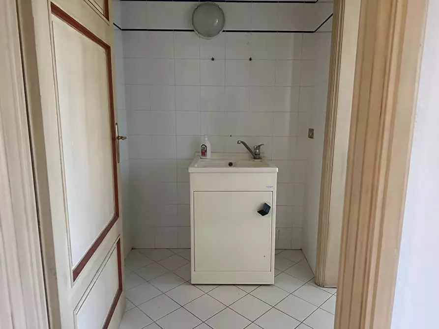 Immagine 4 di Locale commerciale in affitto  a Capannori