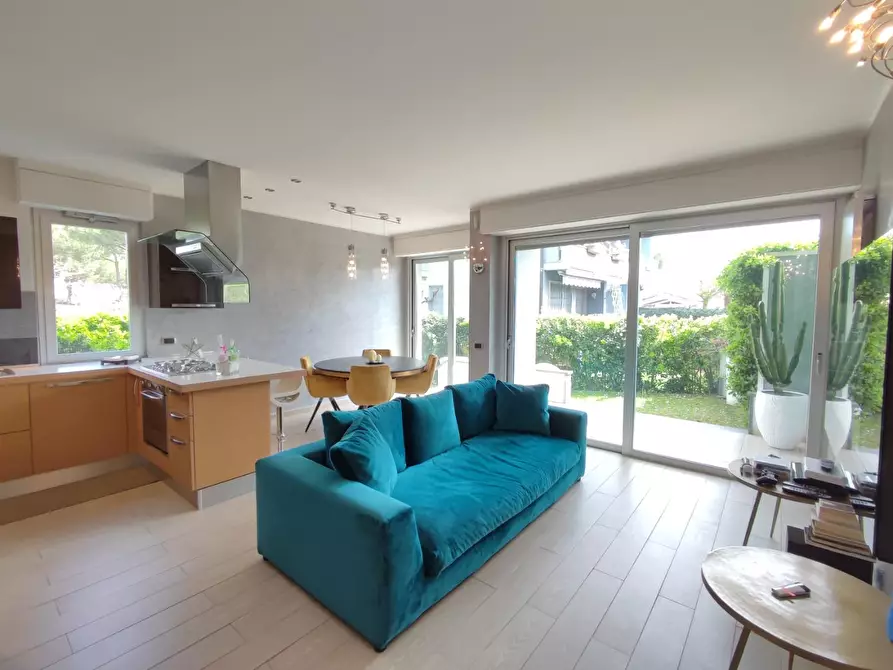 Immagine 3 di Casa bifamiliare in vendita  a Camaiore