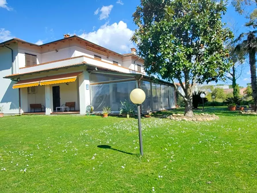 Immagine 4 di Villa in vendita  a Carrara