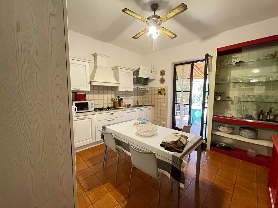 Immagine 18 di Villa in vendita  a Carrara