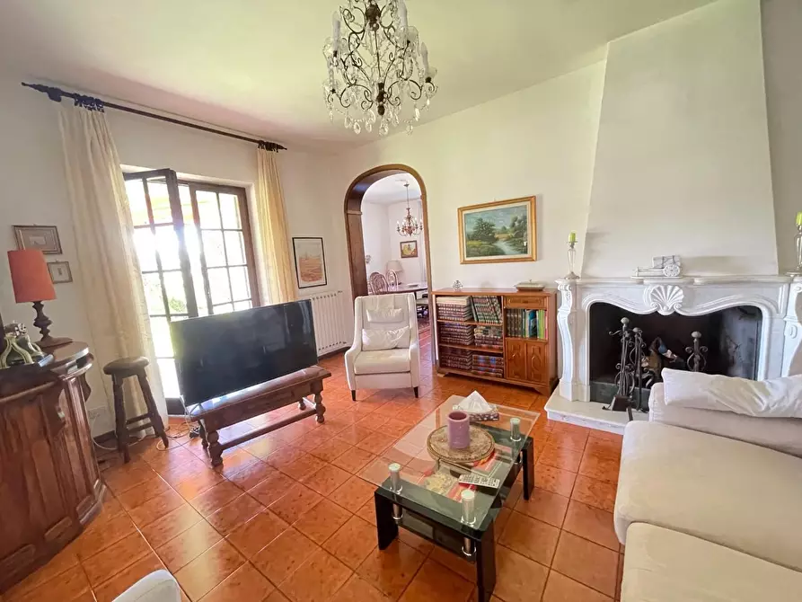 Immagine 11 di Villa in vendita  a Carrara