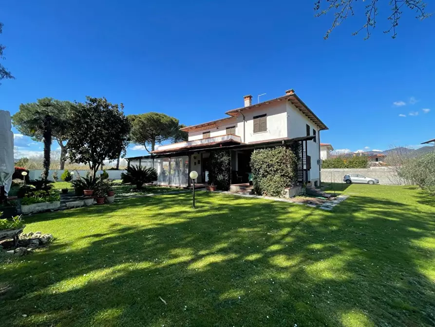 Immagine 3 di Villa in vendita  a Carrara