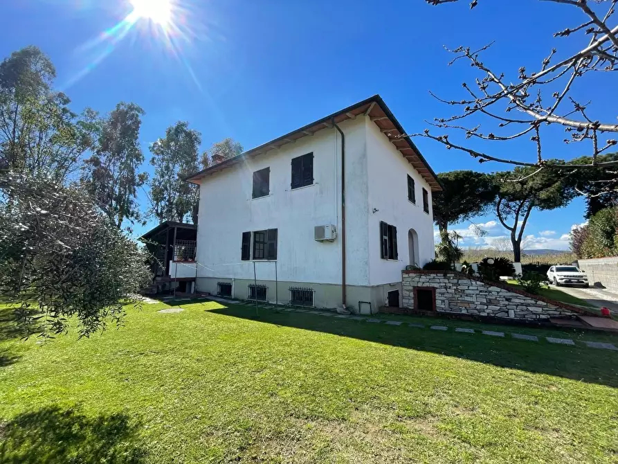 Immagine 7 di Villa in vendita  a Carrara