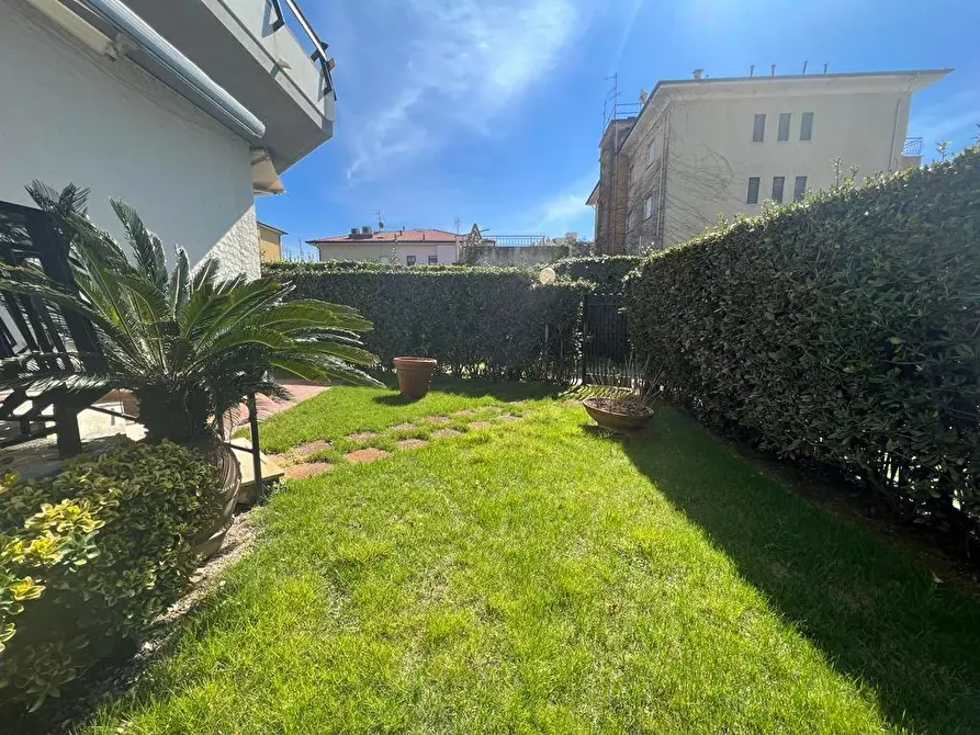 Immagine 6 di Appartamento in affitto  a Camaiore