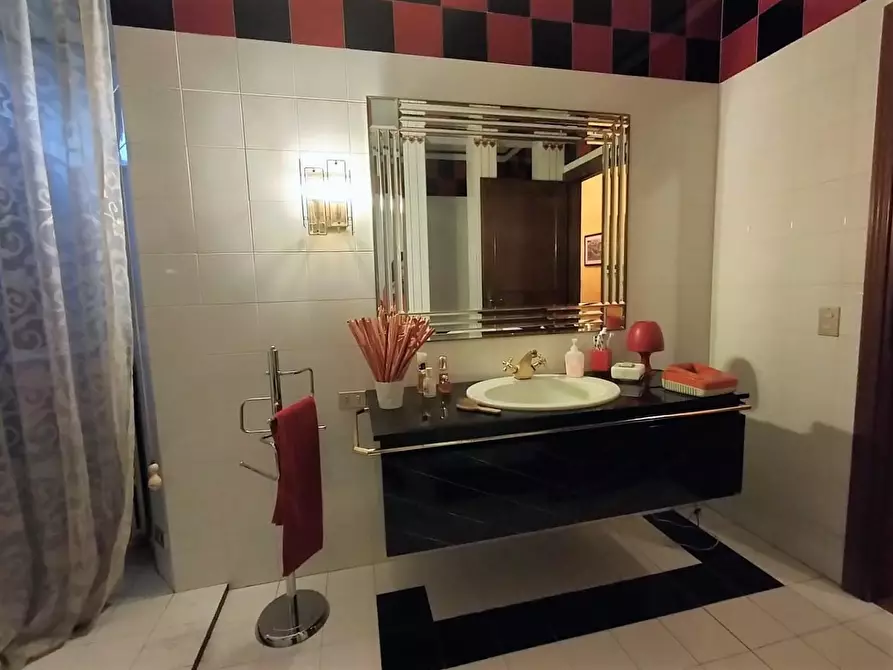 Immagine 9 di Casa semindipendente in vendita  a Lucca