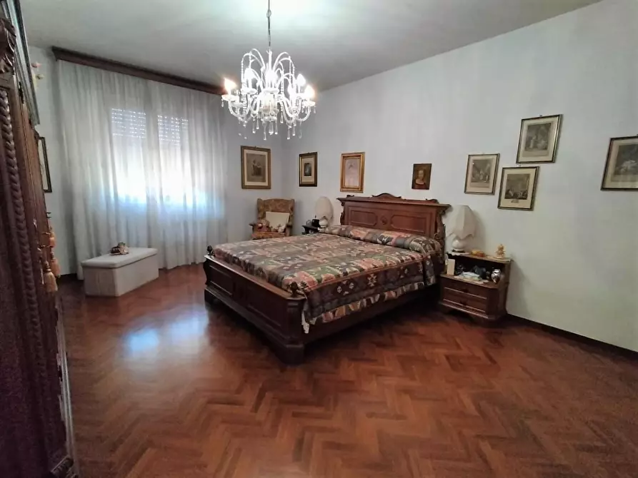 Immagine 12 di Casa semindipendente in vendita  a Lucca