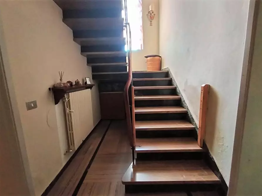 Immagine 11 di Casa semindipendente in vendita  a Lucca