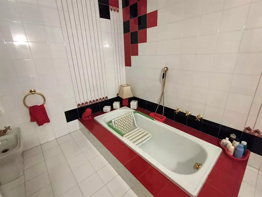 Immagine 10 di Casa semindipendente in vendita  a Lucca