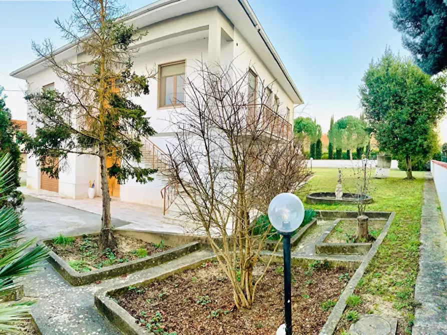 Immagine 1 di Villa in vendita  a Empoli