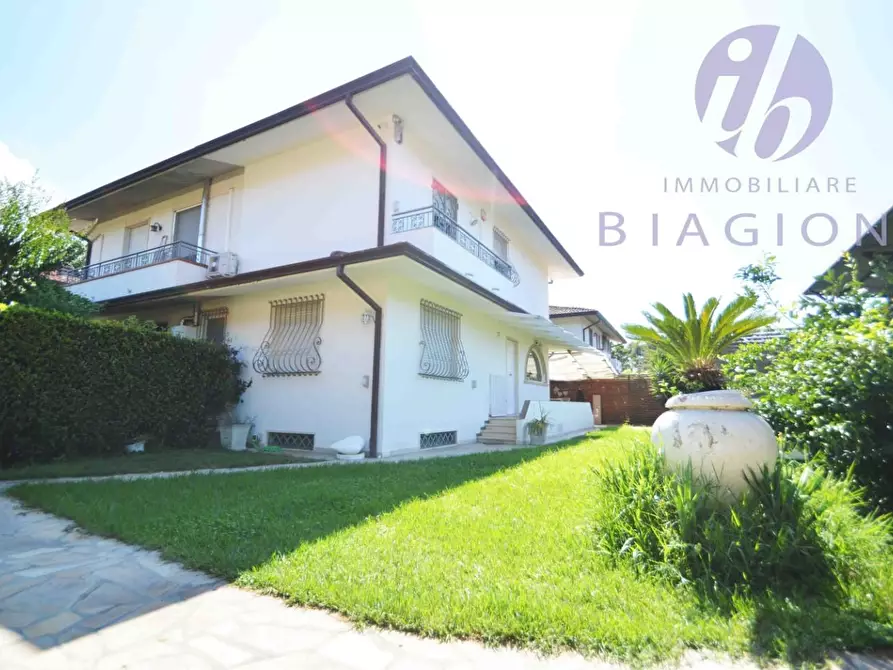 Immagine 1 di Casa bifamiliare in vendita  a Pietrasanta