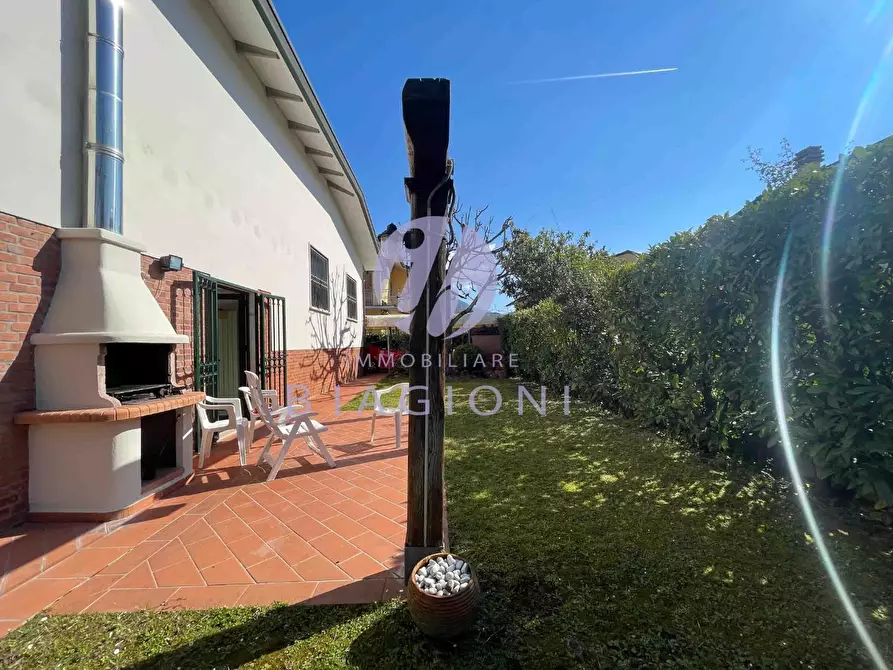 Immagine 3 di Villa in vendita  a Pietrasanta