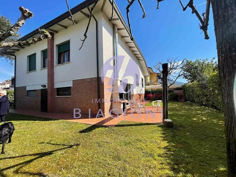 Immagine 1 di Villa in vendita  a Pietrasanta