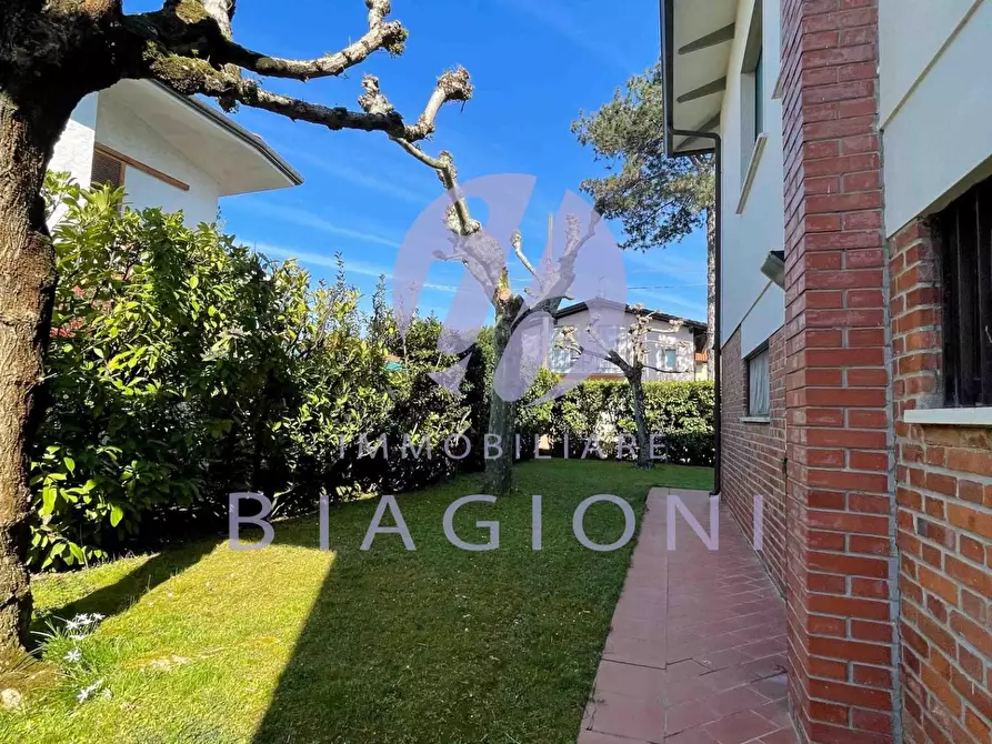 Immagine 6 di Villa in vendita  a Pietrasanta