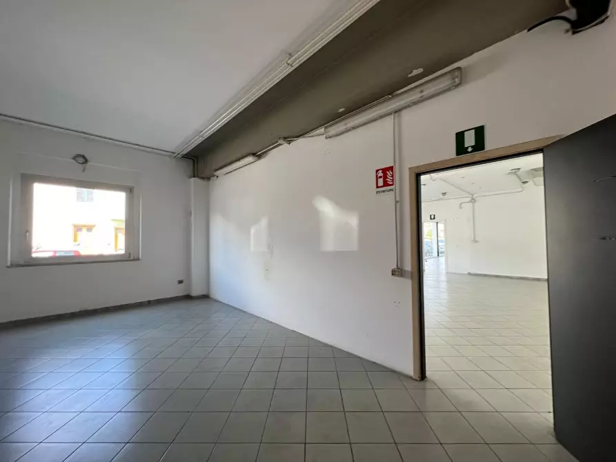 Immagine 19 di Locale commerciale in vendita  a Empoli