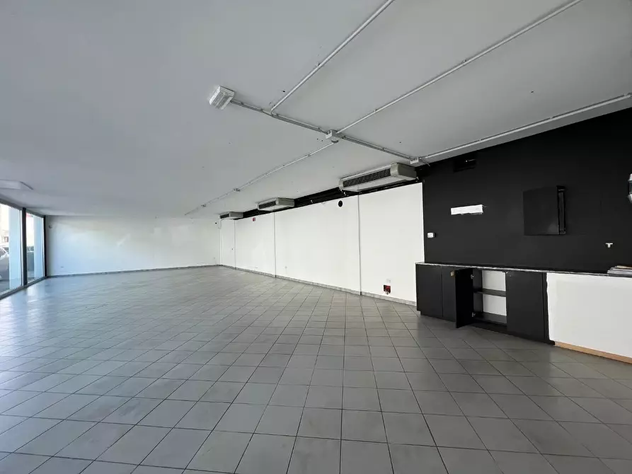 Immagine 2 di Locale commerciale in vendita  a Empoli