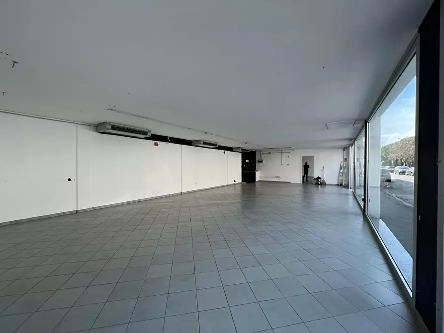 Immagine 6 di Locale commerciale in vendita  a Empoli