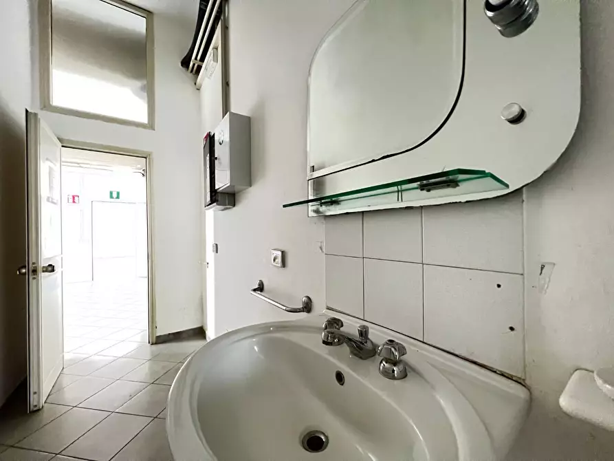 Immagine 15 di Locale commerciale in vendita  a Empoli