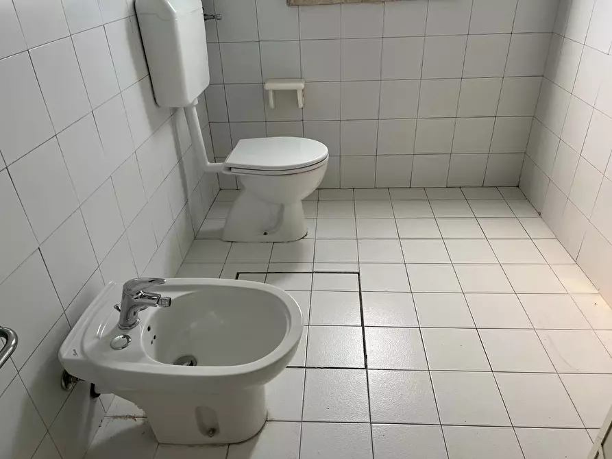 Immagine 14 di Locale commerciale in vendita  a Empoli