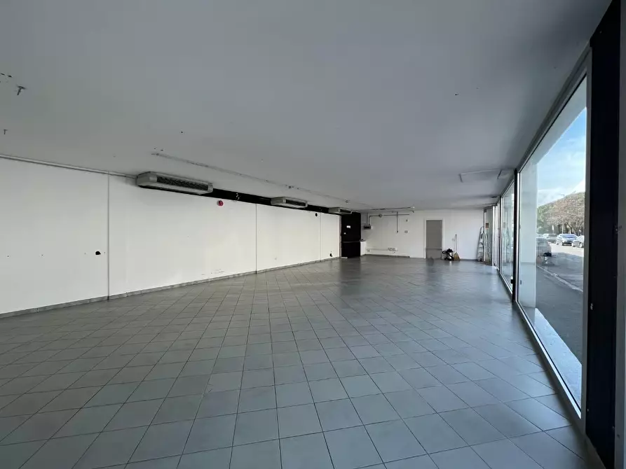 Immagine 16 di Locale commerciale in vendita  a Empoli