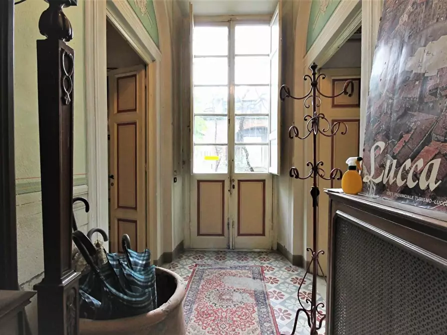 Immagine 12 di Appartamento in vendita  a Lucca