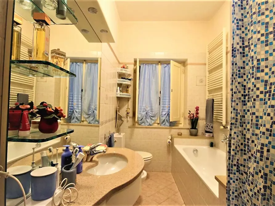 Immagine 8 di Appartamento in vendita  a Lucca