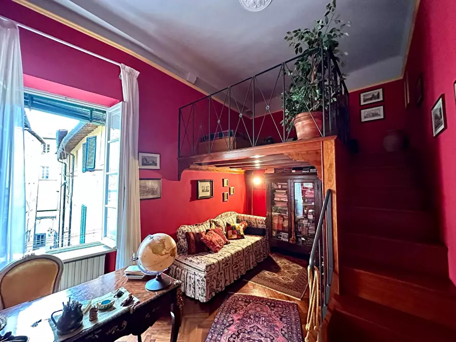 Immagine 21 di Appartamento in vendita  a Lucca